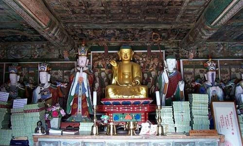 Được xây dựng lần đầu tiên năm 802, chùa Haeinsa chứa kho báu quý giá là những tấm gỗ Tripitaka Koreana (Tam Tạng) – một bộ sưu tập đầy đủ nhất các bản kinh, giáo pháp và những thỏa ước Phật giáo còn tồn tại cho đến ngày nay được khắc trên 80.000 tấm gỗ từ năm 1237 - 1247.