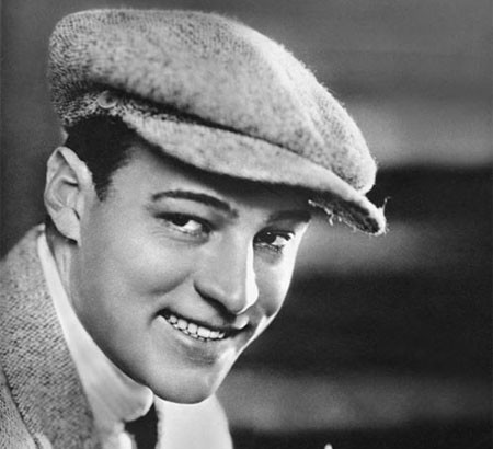 Rudolph Valentino sinh ngày 6/5/1895, là một trong những huyền thoại đầu tiên của điện ảnh thế giới, nổi tiếng với phim "Latin Lover" (Người tình Latin). Chiếc nhẫn bạc gắn một viên đá quý tuyệt đẹp của Valentino được cho là bị nguyền rủa bởi khi đang ở đỉnh cao sự nghiệp thì nam diễn viên này bỗng dưng thất bại thảm hại và không lâu sau qua đời. Nhiều chủ nhân tiếp theo của chiếc nhẫn gặp vận rủi hoặc nghiêm trọng hơn là bị chết.