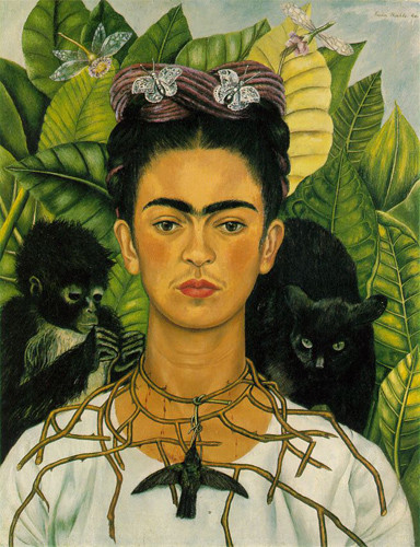 Nữ họa sĩ Frida Kahlo nổi tiếng người Mexico sinh ngày 6/7/1907, là một trong những họa sĩ xuất chúng thế kỷ 20. Những tác phẩm hội họa của bà mang phong cách phối màu rực rỡ với ảnh hưởng đậm nét của văn hóa bản địa Mexico cũng như những ảnh hưởng của châu Âu như như chủ nghĩa hiện thực, chủ nghĩa tượng trưng và chủ nghĩa siêu thực.