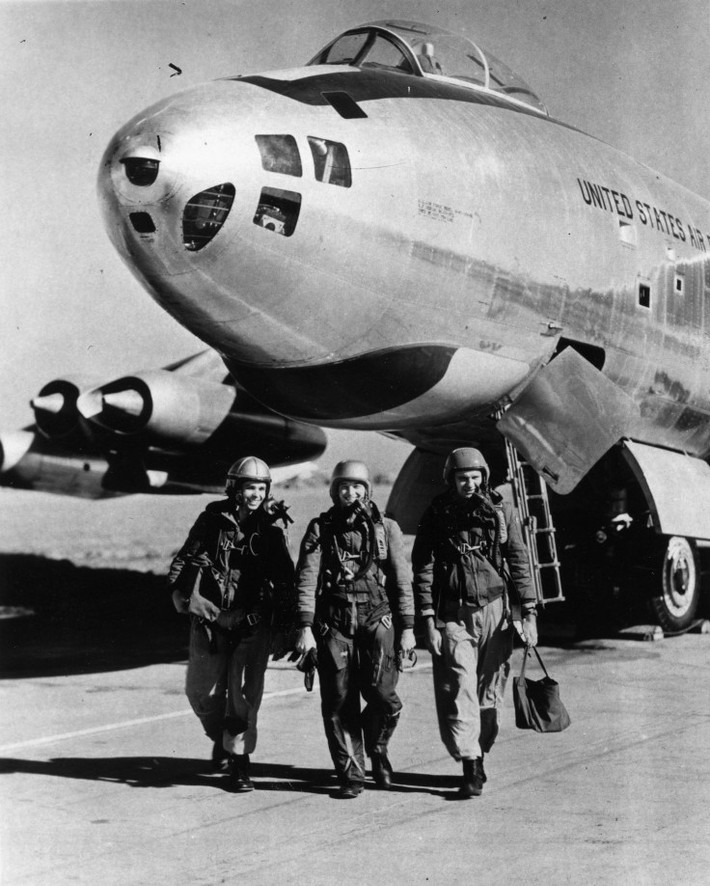 Một trường hợp chạm trán UFO đáng chú ý nhất xảy ra vào năm 1957. Khi đó, máy bay phản lực B - 47 thực hiện nhiệm vụ tại khu vực gần căn cứ không quân Edwards ở California (Mỹ) thì đã "chạm trán" UFO.