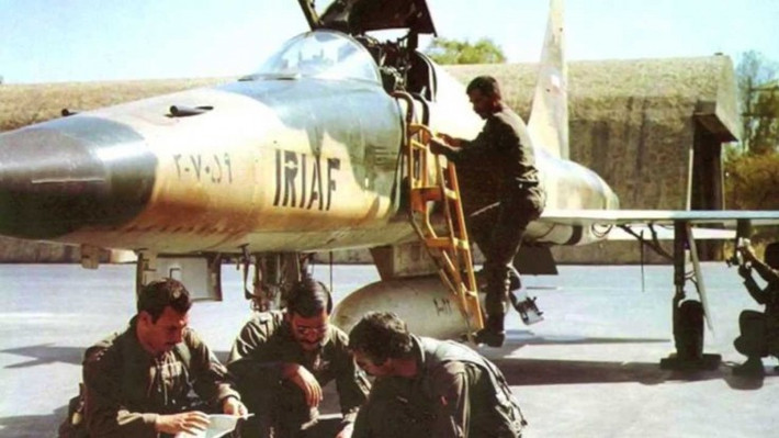 Vào ngày 19/9/1976, các máy bay chiến đấu phản lực F-4 Phantom của Iran đã phát hiện vật thể lạ trên bầu trời Tehran. Khi tiến đến gần vật thể bay không xác định, hệ thống điện tử của những chiếc máy bay phản lực không thể hoạt động.