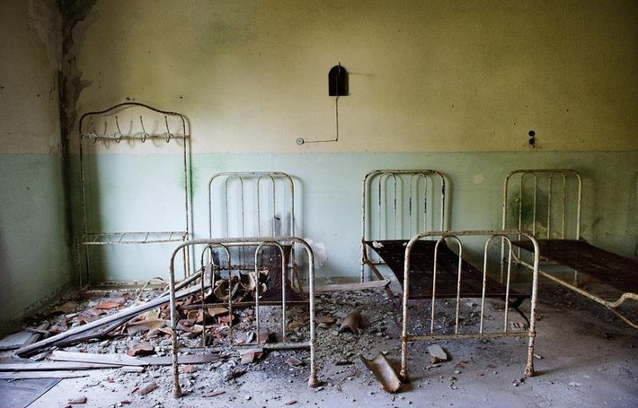 Sau khi bệnh viện trên đóng cửa, hòn đảo Poveglia bị bỏ hoang trong gần 50 năm. Người dân sống ở khu vực gần đó luôn cảm thấy rùng mình khi tới hòn đảo trên. Họ luôn cảm thấy không khí ma quỷ và tối tăm bao trùm lên hòn đảo.