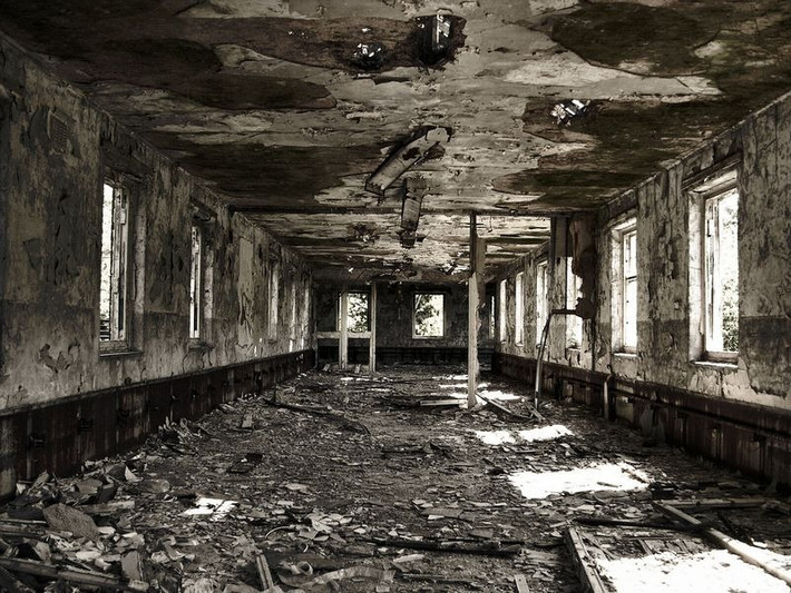 Hiện đảo Poveglia không có người sinh sống và du khách cũng không dám đặt chân đến hòn đảo ma ám nặng này.