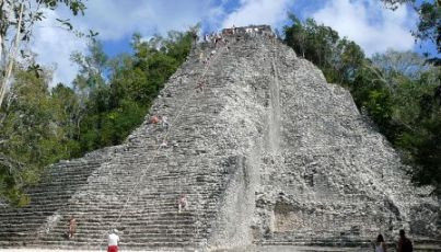 Một trong những kim tự tháp nổi tiếng nhất của người Maya đó là El Castillo (hay còn gọi là Ngôi đền ở Kukulcan) nằm tại Chichen Itza. Kim tự tháp bậc thang này cao 25m, được xây để quan sát thiên văn và tế lễ. Công trình kiến trúc này được coi là đài thiên văn cổ nhất của người Maya. Bởi lẽ, những bậc thang phía trước kim tự tháp El Caracol nhắm tới điểm cực bắc của Sao Kim và các góc của công trình đứng thẳng hàng với ánh mặt trời chiếu lúc bình minh ngày hạ chí và hoàng hôn của ngày đông chí.