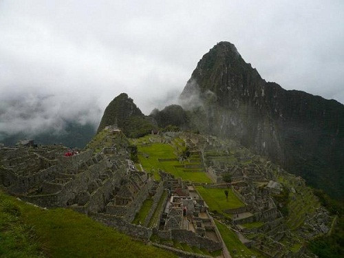 Một số chuyên gia khác đưa ra giả thuyết vì sao Machu Picchu lại được xây dựng trên một sườn núi trong thung lũng Urubamba. Theo đó, họ cho rằng, Machu Picchu được xây dựng làm một nơi thực hiện các nghi lễ tôn giáo thiêng liêng.