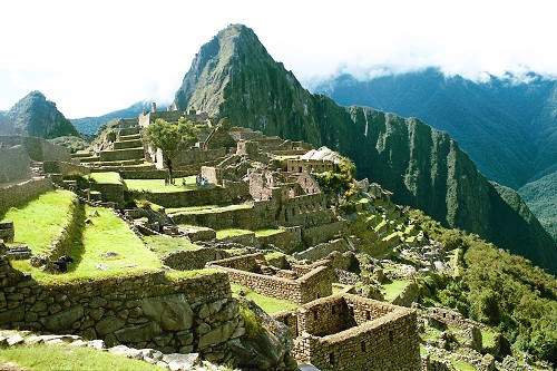 Machu Picchu được chia làm 3 khu vực chính: khu vực linh thiêng, khu vực dân chúng ở phía Nam và khu vực của các thầy tu cùng với tầng lớp quý tộc.
