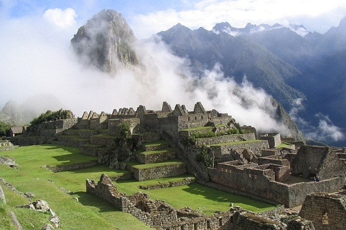 Khu vực dân chúng ở phía Nam trong Machu Picchu là nơi những người dân bình thường sinh sống và phục vụ các thầy tu cùng với tầng lớp quý tộc. Còn khu vực của các thầy tu cùng với tầng lớp quý tộc là nơi sinh sống của tầng lớp cao quý này trong những ngôi nhà đẹp đẽ.