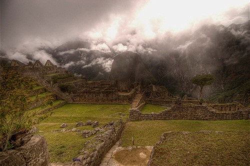 Các công trình ở Machu Picchu được xây dựng vô cùng độc đáo với những bức tường đá khô không dùng vữa. Các công nhân đã thực hiện nhiều mối nối hoàn hảo đến mức thậm chí không thể lách một lưỡi dao vào giữa các phiến đá. Chính lối kiến trúc này đã giúp các công trình trụ vững trước những trận động đất.