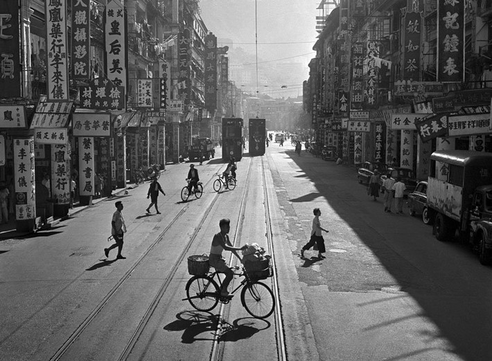 Các biển hiệu quảng cáo xuất hiện dày đặc trên một con phố ở Hong Kong.