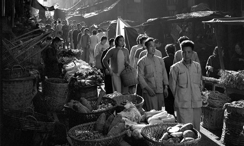 Nhiếp ảnh gia Fan Ho đến Hong Kong năm 1949. Sau đó, ông bắt đầu chụp những bức ảnh ghi dấu diện mạo Hong Kong những năm 1950 - 1960. Trong ảnh là khung cảnh tấp nập, sầm uất tại một khu chợ ở Hong Kong.