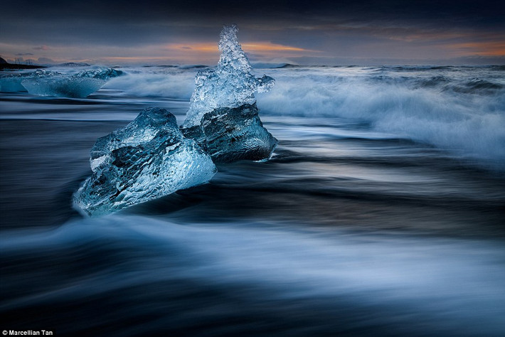 Những khối băng màu trắng trong suốt tuyệt đẹp tại khu vực bãi biển Jokulsarlon (Iceland).