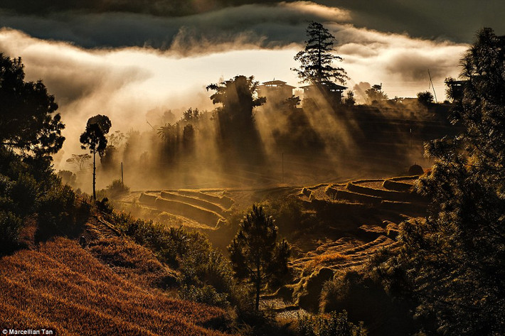 Khung cảnh sương khói mờ ảo ở Bhutan cuốn hút ông Tan. Vị bác sĩ này đã đặt chân đến nhiều quốc gia có cảnh quan tuyệt đẹp như ở Việt Nam, Trung Quốc, Tây Tạng, Indonesia, Myanmar, Italy, Iceland.