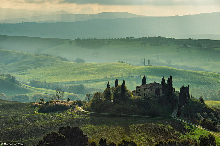 Thiên nhiên rộng lớn, đẹp nên thơ ở Tuscany với những ngôi nhà nhỏ xinh khiến con người cảm thấy dường như nhỏ bé hơn.
