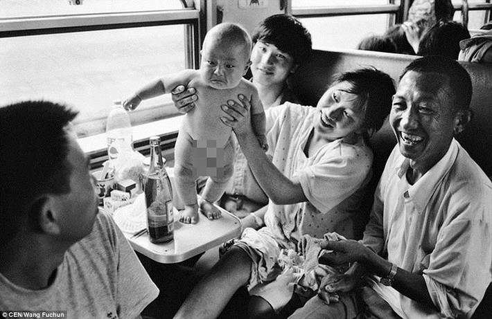 Đến năm 1984, ông Fuchun trở thành nhiếp ảnh gia chuyên nghiệp. Địa điểm được nhiếp ảnh gia Fuchun lựa chọn làm nơi tác nghiệp là những chuyến tàu vận chuyển người dân Trung Quốc giai đoạn 1978-2000 đến mọi miền tổ quốc.
