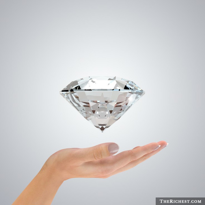 Viên kim cương Hy vọng nặng 45,52 carat. Những người sở hữu viên kim cương này có người bị chặt đầu hay mất mạng một cách khủng khiếp. Ngay cả người đưa thư mang nó tới bảo tàng Smithsonian cũng gặp bất hạnh. Giả thuyết khác lại cho rằng Titanic bị chìm do vướng phải lời nguyền nghiệt ngã của một xác ướp cổ xưa.