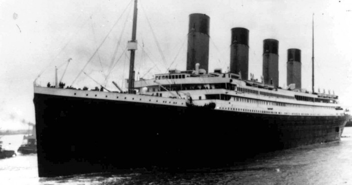 1. Tàu Titanic huyền thoại bị chìm lúc 2h20 ngày 15/4/1912 sau khi va phải băng trôi trên Đại Tây Dương, cách đảo Newfoundland, Canada, khoảng 600 km về phía nam. Vụ tai nạn thương tâm này đã cướp đi sinh mạng của hơn 1.500 người.