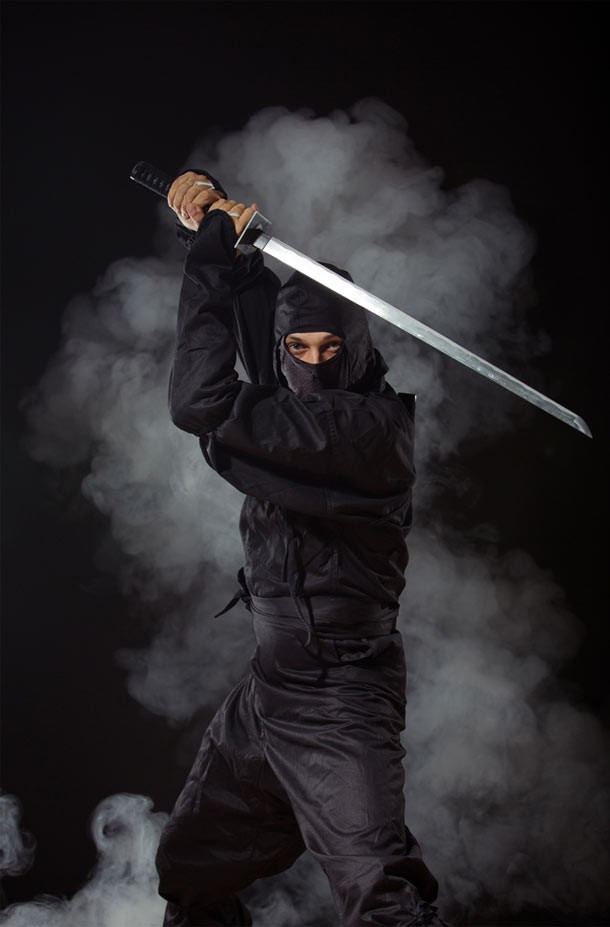 Ninja thường được biết đến trong trang phục màu đen. Tuy nhiên, trên thực tế, khi thực hiện nhiều nhiệm vụ như thu thập tin tình báo, tiếp cận nạn nhân để ám sát, ninja không thể sử dụng trang phục màu đen vì sẽ dễ bị nghi ngờ, bại lộ thân phận trước khi kịp hành động.