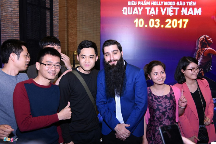 Phim Kong: Skull Island cũng là lần đầu tiên người Việt tham gia đông đảo trong một tác phẩm bom tấn của Hollywood với nhiều công việc khác nhau, từ xây dựng bối cảnh, nhân viên hỗ trợ đến diễn viên quần chúng.