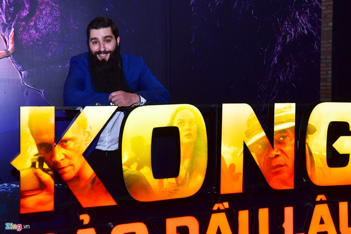 Tối 12/3, đạo diễn Jordan Vogt-Roberts và đơn vị phát hành Kong: Skull Island tổ chức buổi chiếu miễn phí cho hơn 100 thành viên người Việt trong đoàn làm phim tại Hà Nội.