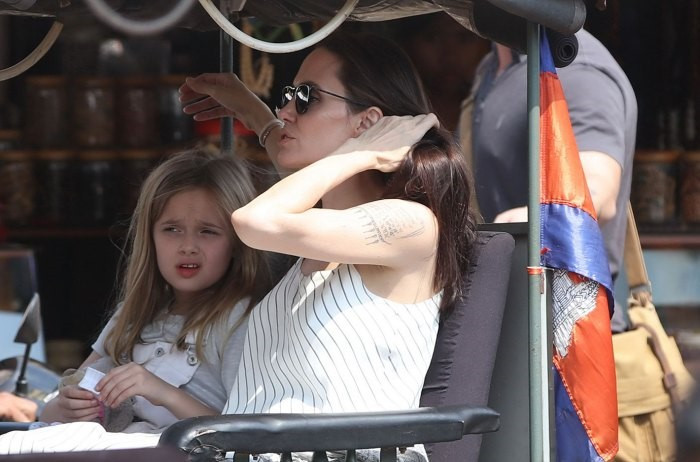 Angelina Jolie vừa có chuyến quảng bá phim First They Killed My Father tại Campuchia cùng 6 người con. Tuy nhiên, theo OK!, nữ diễn viên 41 tuổi đã có không ít những yêu sách quá đáng trước chuyến quảng bá. Phía ê-kíp đi cùng không hài lòng khi minh tinh 41 tuổi và hai trợ lý nữ quyết định chọn Đền Angkor Wat là nơi diễn ra sự kiện thảm đỏ ra mắt phim. Đền Angkor Wat là nơi cổ kính, di tích tôn giáo của thế giới và vì thế việc tổ chức một sự kiện giải trí tại đây trở thành nhiệm vụ khó khăn, phức tạp, tốn kém.