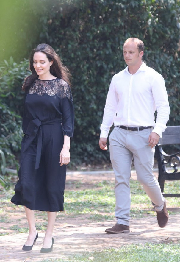 Theo Radar Online, Angelina Jolie đang hạnh phúc bên người mới. Đó là người đàn ông ngoài ngành giải trí, không phải Jared Leto như tin đồn. Trang này cho hay trong chuyến quảng bá phim tại Campuchia, anh luôn xuất hiện bên ngôi sao nổi tiếng. Khoảnh khắc ghi lại cho thấy Angelina đã cười ngọt ngào khi sánh bước cùng người đàn ông này.