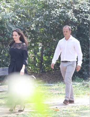Nhiều người cho rằng “người mới” của Angelina Jolie không điển trai như Brad. “Nhưng cô ấy đã cười khi đi cùng anh. Họ đi bên cạnh nhau, cô ấy cho phép anh xuất hiện bên lũ trẻ như một thành viên gia đình”, Radar Online cho hay.