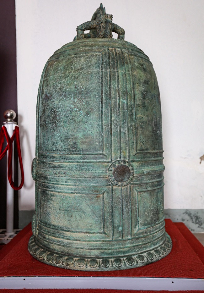  Chuông chùa Rối đúc cuối thế kỷ XIV, là hiện vật độc bản, do ông Phan Tân phát hiện vào cuối năm 1990 khi đào gốc cây trên nền đất trống tại chùa Rối (nay đã thành phế tích) ở thôn Trường Xuân, xã Cẩm Thịnh, huyện Cẩm Xuyên. Hiện cổ vật này đang được trưng bày tại Bảo tàng tỉnh Hà Tĩnh