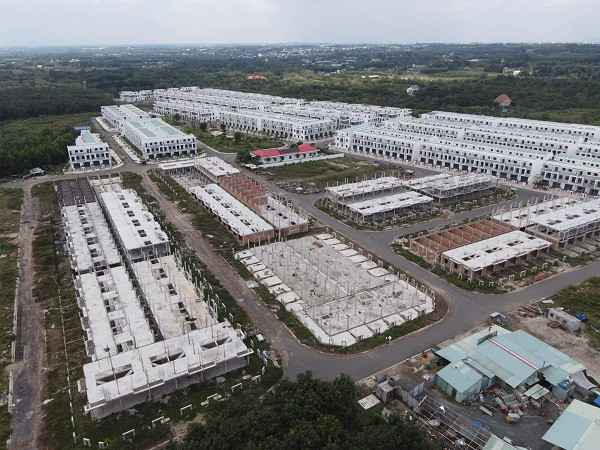 Bên cạnh hàng trăm căn nhà đã được hoàn thiện, bên trong dự án còn có nhiều công trình đang được thi công dang dở. Ảnh: Thanh Niên.