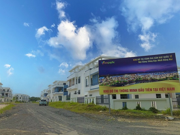 Từ năm 2018, các sàn giao dịch bất động sản phía Nam đã quảng bá rầm rộ dự án bằng tên thương mại là “Khu đô thị thông minh đầu tiên tại Việt Nam VIVA PARK”. Ảnh: Vietnamnet.