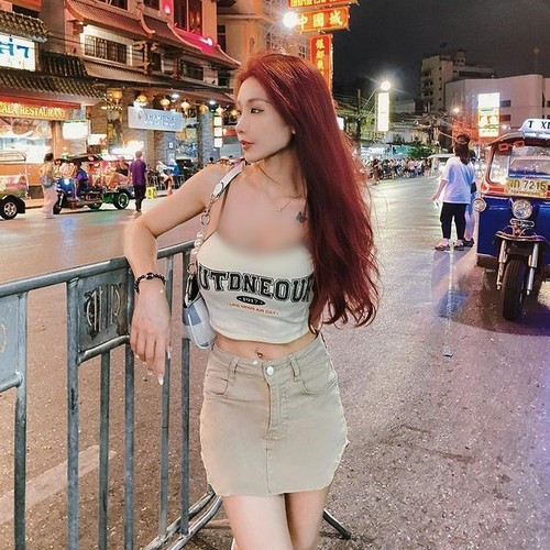 Nhờ nhan sắc nổi bật, dù diện bất cứ trang phục nào, hot girl cũng khiến mọi người phải ngoái nhìn.