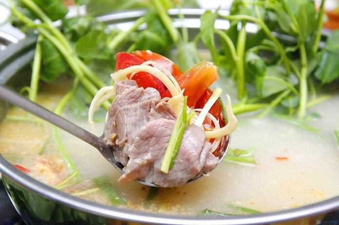 Thịt trâu nhúng mẻ: Chỉ cần chuẩn bị nước lẩu ngọt thanh từ xương, thên chút vị chua nhè nhẹ của mẻ, hòa quyện cùng hương thơm cay nồng từ gừng, sả.Tiến hành nhúng một lát thịt trâu vào nồi nước lẩu rồi ăn là có thể cảm nhận được tất cả các hương vị thấm đều vào nhau. Đó là vị ngọt tự nhiên của thịt trâu, vị chua của mẻ và cay nhẹ của gừng sả. Thịt trâu nhúng mẻ quả thực là món ngon phù hợp cho những ngày cuối tuần thong thả, được ngồi ăn vui vẻ cùng gia đình và bạn bè.