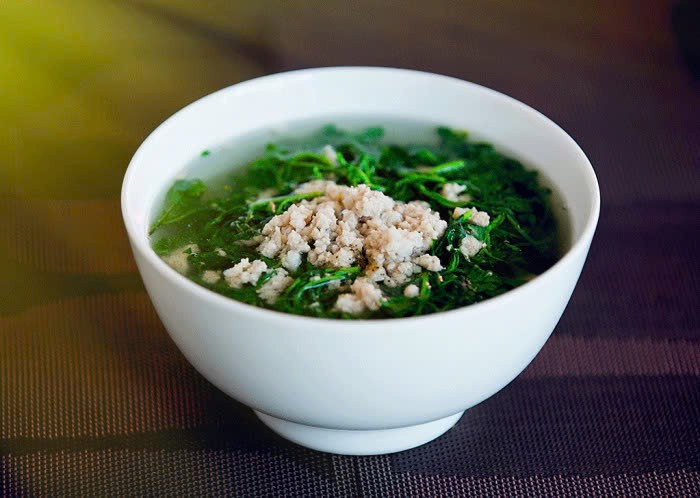 Rau diếp thơm tốt cho khả năng sinh sản: Trong rau diếp tươi có chứa folate và lượng vitamin C cao. Folate có tác dụng duy trì sức khỏe của thai nhi trong quá trình mang thai bằng cách giảm các nguy cơ biến chứng. Còn vitamin C có trong rau diếp giúp cải thiện hệ thống miễn dịch và giúp chống lại bệnh nhiễm trùng. Ảnh minh họa
