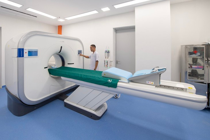 Hệ thống máy chụp cắt lớp hiện đại với chức năng chụp 128 lát cắt, giúp chụp tim, mạch máu rõ nét mà máy lát cắt thấp không thực hiện được. Máy có chế độ chụp nhanh, phù hợp với trẻ em thường hợp tác kém.