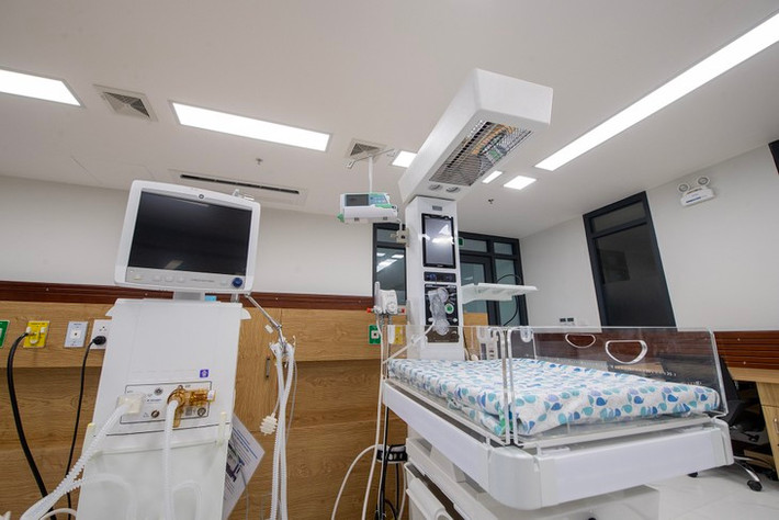 Trung tâm sơ sinh của Bệnh viện Nhi Hà Nội với nhiều lồng ấp được trang bị đầy đủ.