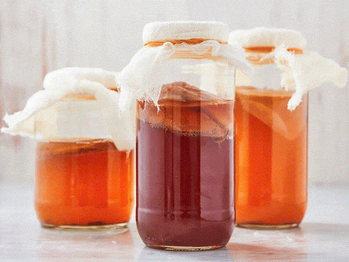 Giúp cơ thể tiêu diệt vi khuẩn: Quá trình lên men của kombucha có thể tạo ra axit axetic, chất này được biết đến là có nhiều trong giấm. Axit axetic có thể tiêu diệt nhiều vi sinh vật gây hại cho cơ thể. Kombucha có thể mang đến đặc tính kháng khuẩn mạnh, đặc biệt chống lại vi khuẩn gây nhiễm trùng và nấm men Candida. Ảnh minh họa