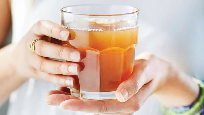 Hỗ trợ giải độc gan: Gan là cơ quan quan trọng trong việc lọc máu và loại bỏ độc tố khỏi cơ thể. Một số nghiên cứu trên động vật cho thấy kombucha có thể giúp bảo vệ gan khỏi tổn thương do độc tố và hỗ trợ chức năng gan. Kombucha có thể giúp giảm độc tính gan do rượu, thuốc và các hóa chất khác gây ra. Loại trà này đồng thời có thể giúp tăng cường chức năng gan, giúp gan hoạt động hiệu quả hơn. Ảnh minh họa