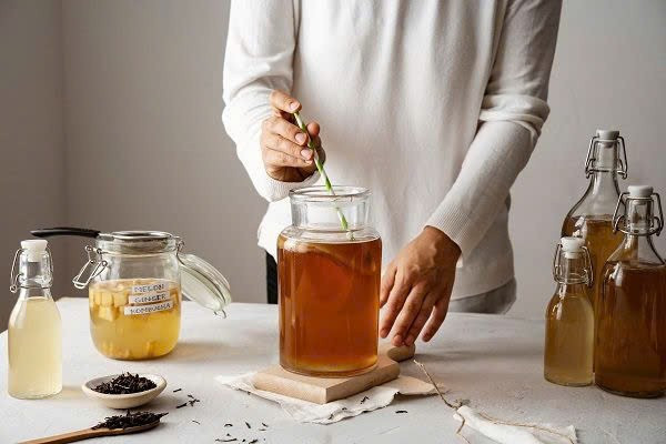 Hỗ trợ giảm cân: Mặc dù chưa có nhiều nghiên cứu về tác dụng của kombucha đối với việc giảm cân, nhưng một số nghiên cứu sơ bộ cho thấy kombucha có thể giúp tăng cường trao đổi chất, giúp cơ thể đốt cháy calo hiệu quả hơn. Probiotic trong kombucha có thể giúp điều chỉnh hormone liên quan đến cảm giác đói và no, từ đó giảm cảm giác thèm ăn. Ảnh minh họa
