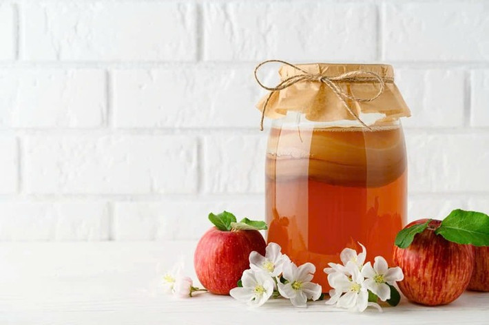 Tăng cường năng lượng và sức khỏe tinh thần: Kombucha chứa một lượng nhỏ caffeine từ trà, có thể giúp tăng cường năng lượng và sự tỉnh táo. Ngoài ra, kombucha còn chứa các vitamin nhóm B, có lợi cho sức khỏe não bộ và tinh thần. Caffeine trong kombucha có thể giúp bạn cảm thấy tỉnh táo và tập trung hơn. Một số nghiên cứu cho thấy kombucha có thể giúp giảm căng thẳng và lo âu. Ảnh minh họa