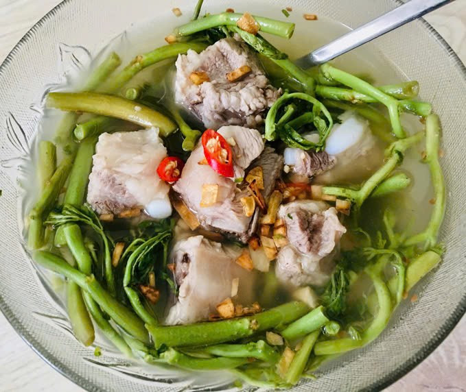 Cải thiện táo bón: Ăn rau nhút vừa mát vừa là nguồn cung cấp chất xơ rất dồi dào vì vậy rau nhút là loại thực phẩm hàng đầu được khuyên dùng cho người bị táo bón kéo dài. Chất xơ từ rau nhút khi vào đường ruột sẽ hút nước để hỗ trợ làm mềm phân nhờ đó mà việc đi đại tiện trở nên dễ dàng hơn. Ảnh Internet