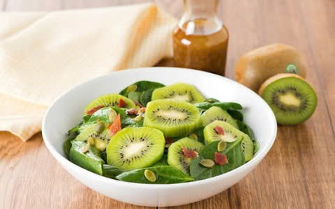 Hỗ trợ làm đẹp, ngăn ngừa lão hoá: Collagen là loại protein quan trọng trong cơ thể chúng ta và giúp duy trì da, cơ, xương và gân. Nghiên cứu cho thấy rằng chúng bị phân hủy khi chúng ta già đi và sẽ phụ thuộc vào nồng độ vitamin C, thứ mà chúng ta biết là có rất nhiều trong quả kiwi. Đồng thời, các polysaccharid có trong kiwi có thể làm tăng gấp đôi khả năng tổng hợp collagen. Hơn nữa, kiwi cũng là một nguồn cung cấp lutein dồi dào, một chất oxy hoá có khả năng bảo vệ làn da khỏi tia UV. Ảnh minh họa