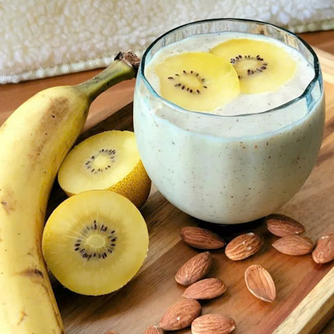 Tốt cho tóc: Kiwi chứa một lượng lớn vitamin E, có công dụng thúc đẩy sự phát triển của tóc, giúp tóc mọc nhanh, chắc khoẻ.. Bên cạnh lượng vitamin E cao, trong kiwi còn rất giàu chất chống oxy hóa giúp tăng cường sự phát triển và chất lượng của tóc. Ảnh minh họa