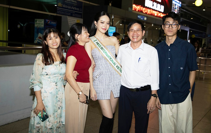 Đặc biệt, bố mẹ của Hoa hậu Thanh Thuỷ có mặt từ sớm để ủng hộ tinh thần và gửi gắm những lời động viên đến con gái.