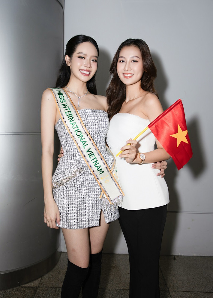 Có mặt tại sân bay để gửi lời chúc mừng đến Thanh Thuỷ gồm có: CEO Phạm Kim Dung, đạo diễn Hoàng Nhật Nam, Hoa hậu Lê Hoàng Phương, Hoa hậu Võ Lê Quế Anh, Á hậu Phạm Ngọc Phương Anh, Á hậu Nguyễn Lê Ngọc Thảo, Á hậu Trần Nguyên Minh Thư, Á hậu Huỳnh Minh Kiên, Á hậu Lê Phan Hạnh Nguyên.