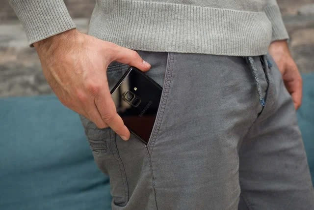 Để điện thoại trong túi quần: Khi không sử dụng, hầu hết nam giới đều để điện thoại trong túi quần. Trong khi đó, điện thoại là một trong những thiết bị điện tử tản nhiệt mạnh. Nhiều bạn trẻ còn bật các loại ứng dụng một lúc làm nhiệt lượng sinh ra đáng kể. Điều này liên quan đáng kể đến việc làm suy giảm chất lượng tinh trùng. Một một nghiên cứu năm 2018 đã tìm thấy bằng chứng cho thấy, tiếp xúc với sóng điện từ RF phát ra từ điện thoại di động ảnh hưởng tiêu cực đến chất lượng tinh trùng. Trong khi một nghiên cứu khác kết luận rằng, tiếp xúc lâu dài với sóng điện từ từ điện thoại di động có liên quan đến việc giảm số lượng tinh trùng trưởng thành. Ảnh SK&ĐS