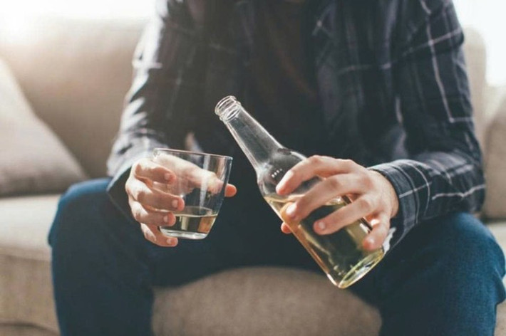 Uống quá nhiều rượu: Lạm dụng rượu dẫn đến rối loạn nồng độ hormone, làm giảm khả năng sản xuất tinh trùng và giảm chất lượng tinh trùng. Uống nhiều rượu cũng có nguy cơ dẫn đến tổn thương gan, làm trầm trọng thêm các vấn đề về sinh sản. Hiểu được điều này, nam giới hạn chế uống rượu hoặc kiêng hoàn toàn sẽ có lợi cho sức khỏe và khả năng sinh sản của tinh trùng. Ảnh minh họa