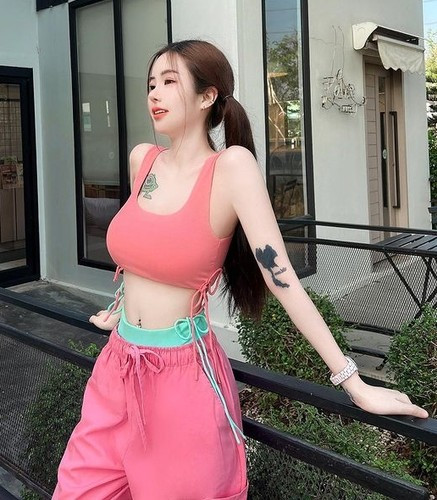 Spy như thể chỉ biết khoe cơ thể để thu hút sự chú ý, như thế sẽ vô hình chung làm giảm giá trị của cô nàng.