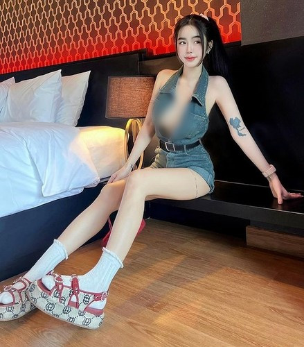 Nhận thức rõ lợi thế ngoại hình, Spy luôn diện đồ khoe triệt để dáng vóc.