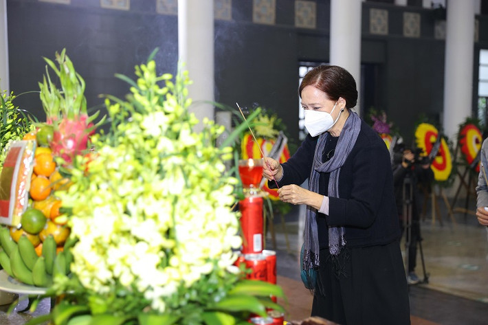 NSND Lê Khanh đến viếng nhạc sĩ Phú Quang.