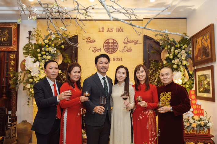 Trên trang cá nhân, danh hài Xuân Hinh vừa thông báo tin vui cô con gái lớn Bảo Linh làm lễ ăn hỏi.