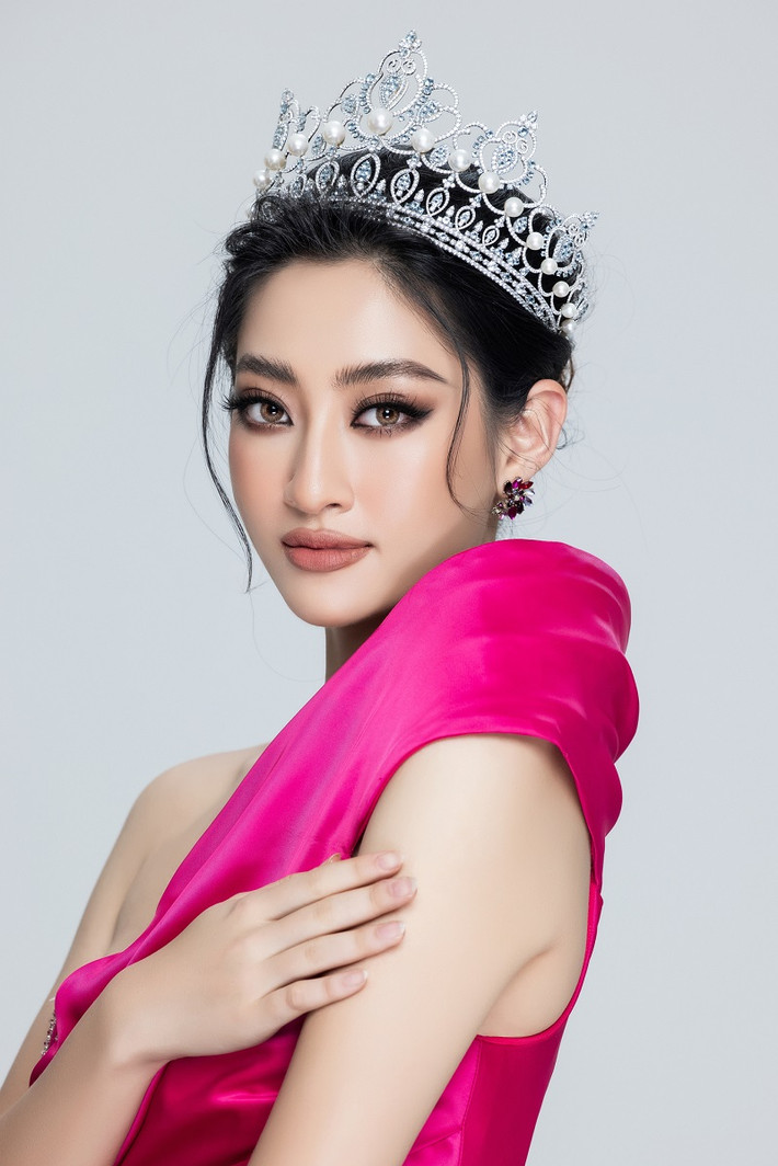 Lương Thùy Linh ngày càng đẹp rực rỡ. Sau khi chinh chiến ở đấu trường nhan sắc quốc tế trở về nước, cô tiếp tục “thống trị” hàng loạt sàn diễn thời trang đình đám nhờ chiều cao và thần thái chuẩn beauty queen.